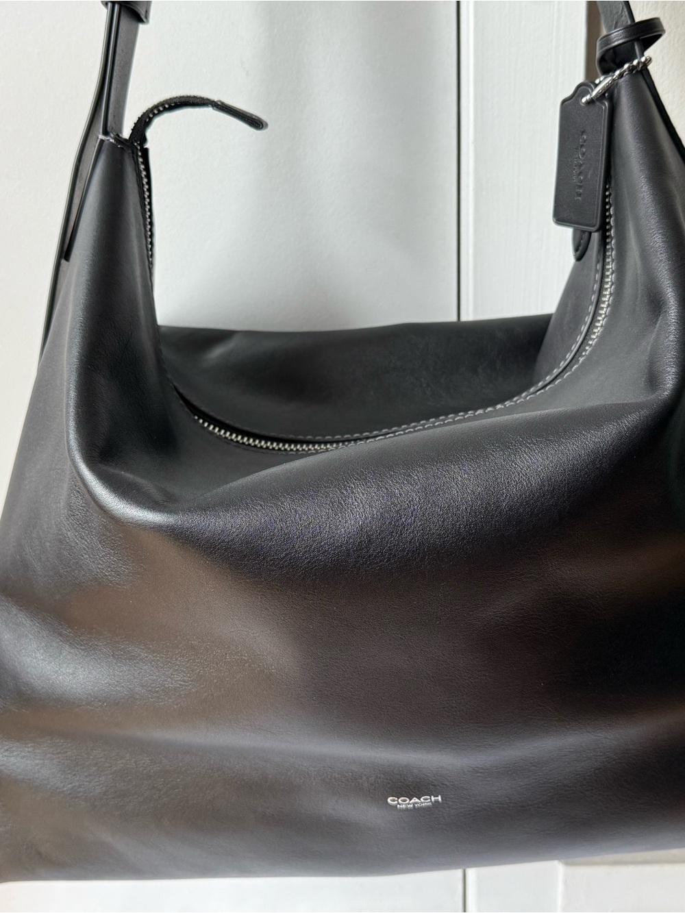 Black Leather Men's Shoulder Bag - Classic Zip Detail - Picture 2 of 5
